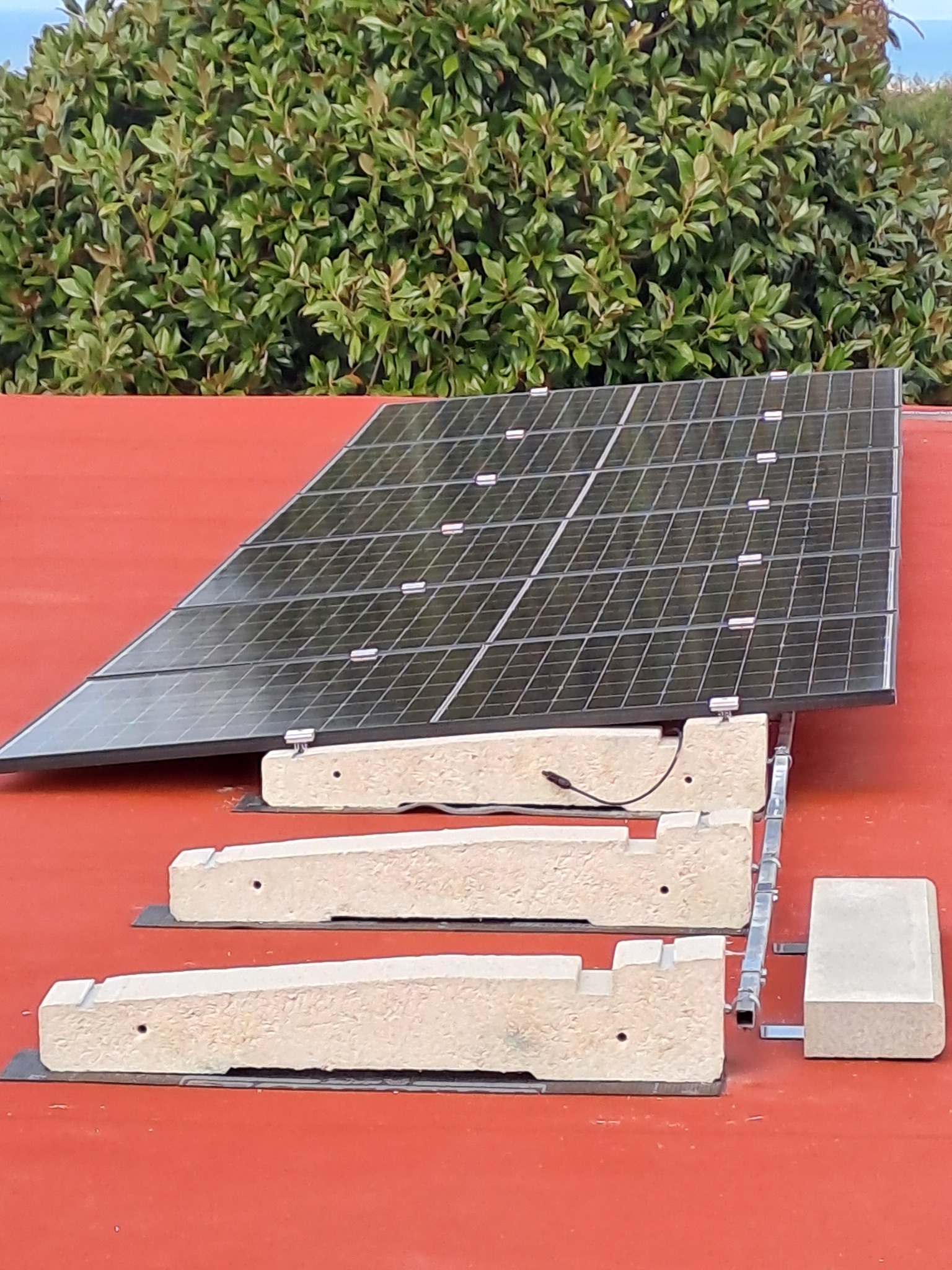 Struttura con zavorre su copertura piana