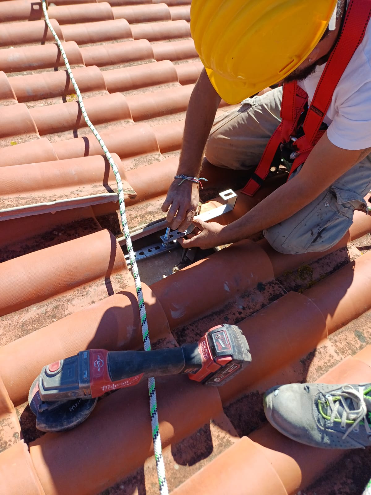 Installazione staffa impianto fotovoltaico Napoli su tetto con tegole