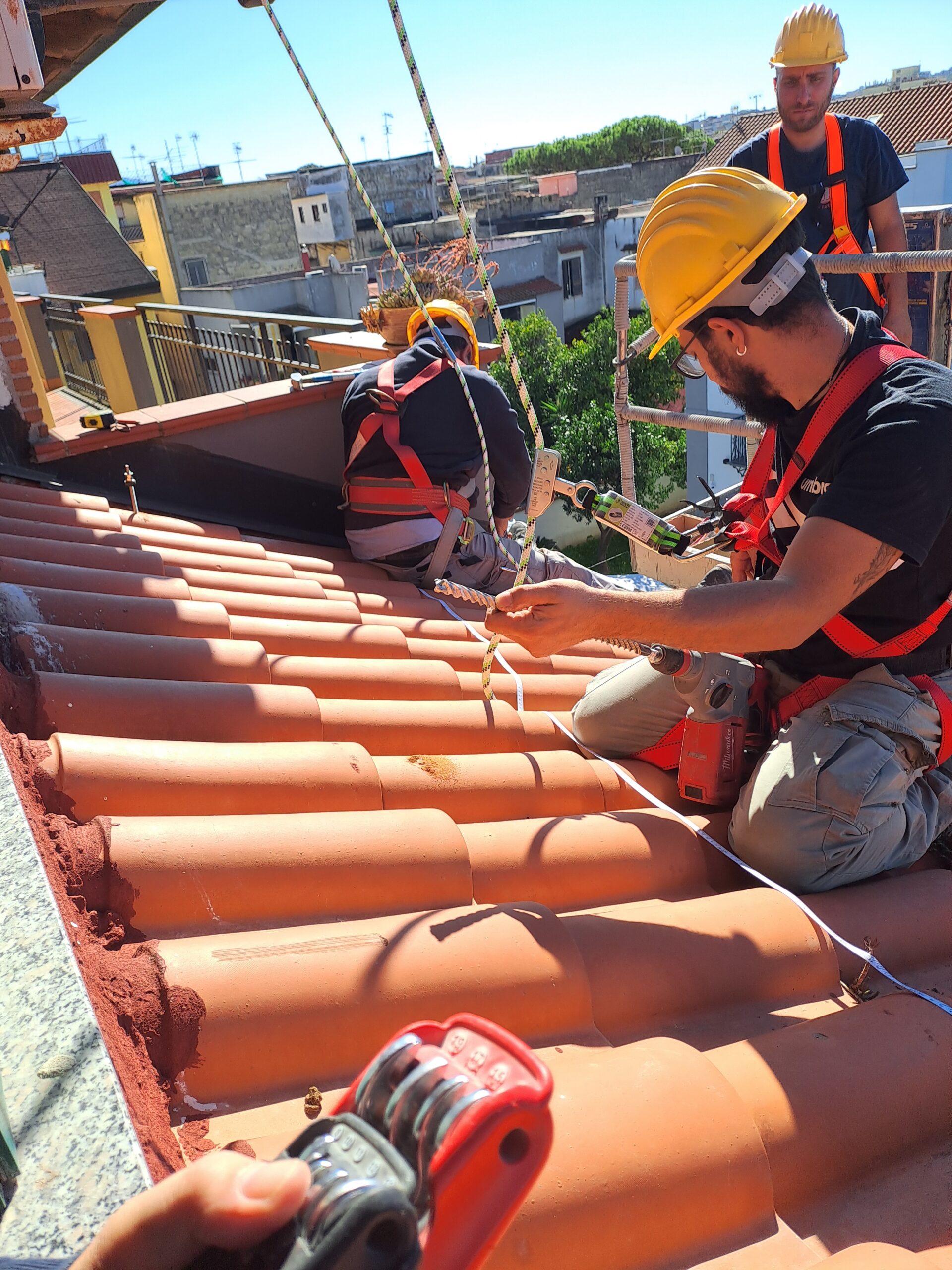 Sicurezza linea vita per impianti fotovoltaici Napoli: installatori con DPI su tetto