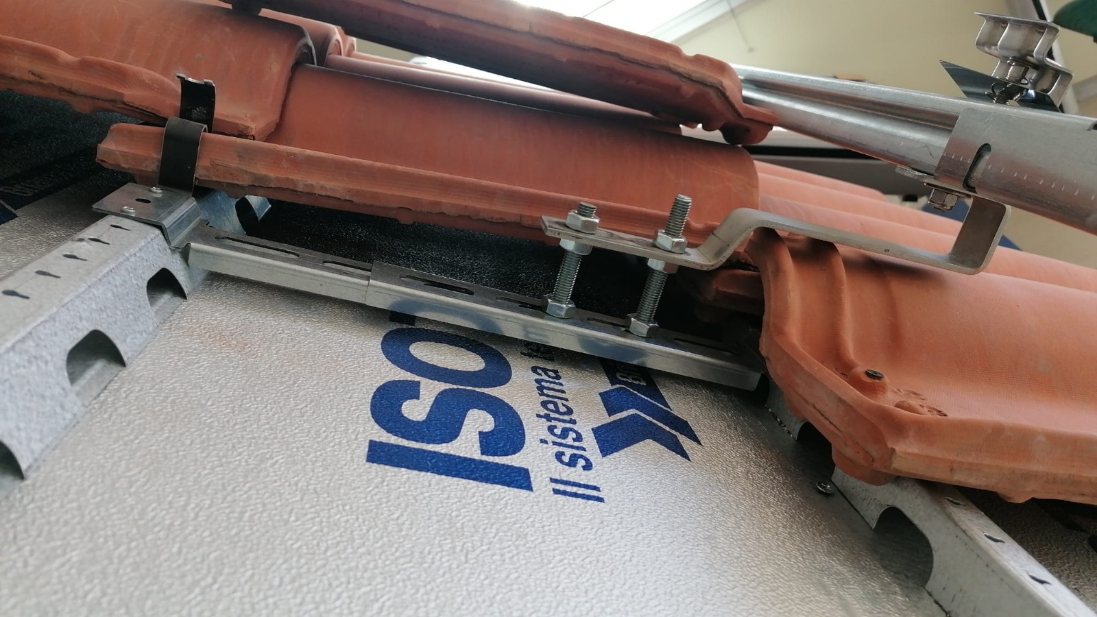 Impianti fotovoltaici Napoli: staffe Isotec per fissaggio moduli senza forare l’isolante