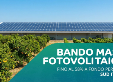 alt="Grafica promozionale del bando fotovoltaico per imprese del Sud Italia, con contributo fino al 58% a fondo perduto per micro e piccole imprese per impianti da 10 a 1000 kW. Sono elencate le regioni ammesse (Campania, Puglia, Sicilia, Calabria, Basilicata, Molise, Sardegna) e la scadenza del 3 marzo 2026, su sfondo di pannelli solari e mappa dell'Italia."
